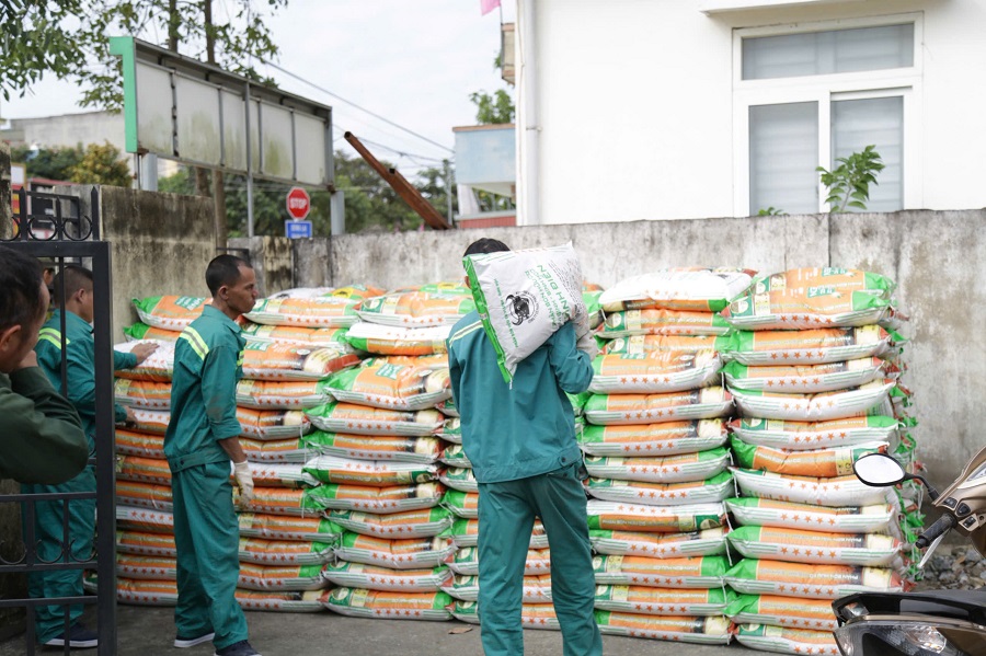 Phân bón và giống cây được vận chuyển tới trao cho người dân. Phân bón và giống cây được vận chuyển tới trao cho người dân.