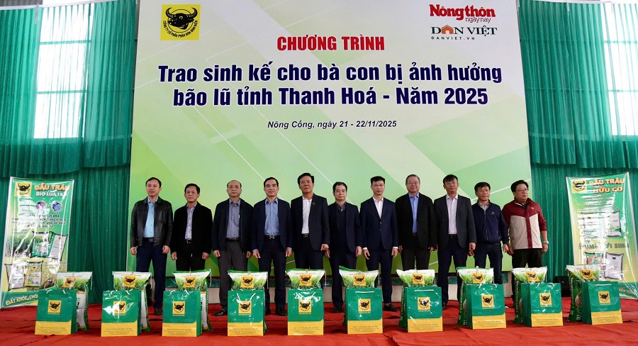 Đại diện lãnh đạo các đơn vị cùng đồng hành với bà con xã Nông Cống. Đại diện lãnh đạo các đơn vị cùng đồng hành với bà con xã Nông Cống.