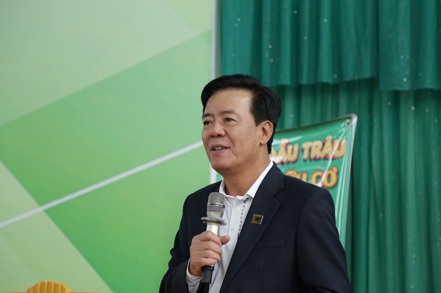 Ông Ngô Văn Đông – TGĐ Cty Bình Điền chia sẻ với mong muốn giúp bà con giảm bớt gánh nặng thiệt hại do thiên tai và có thêm động lực và niềm tin vào một mùa màng bội thu. Ông Ngô Văn Đông – TGĐ Cty Bình Điền chia sẻ với mong muốn giúp bà con giảm bớt gánh nặng thiệt hại do thiên tai và có thêm động lực và niềm tin vào một mùa màng bội thu.