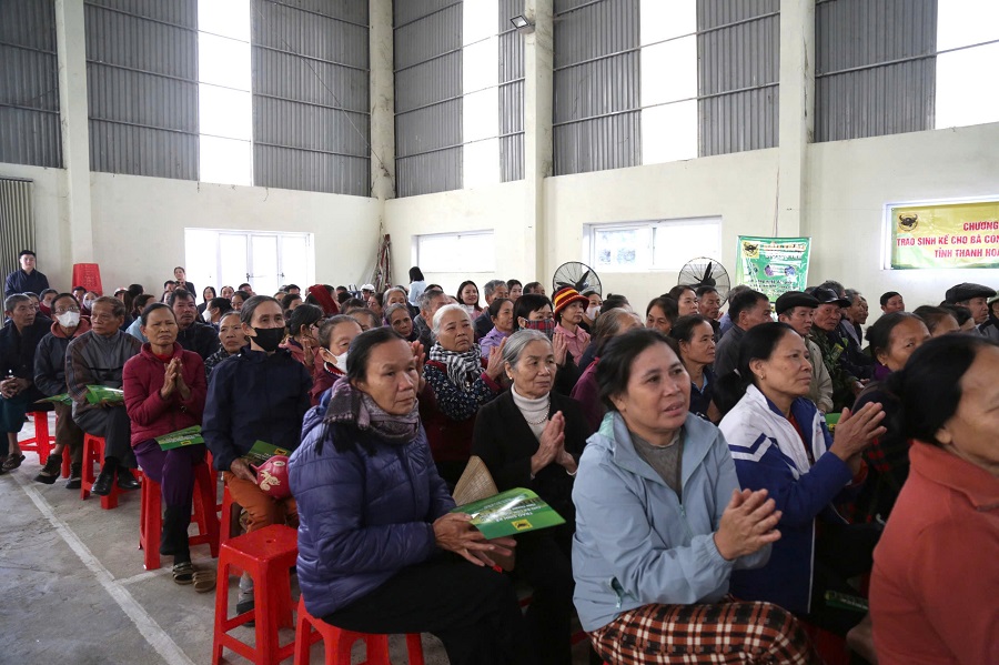 Không chỉ nhận phân bón và cây giống, người dân còn được các chuyên gia hướng dẫn kỹ thuật chăm sóc để vụ mùa bội thu. Không chỉ nhận phân bón và cây giống, người dân còn được các chuyên gia hướng dẫn kỹ thuật chăm sóc để vụ mùa bội thu.