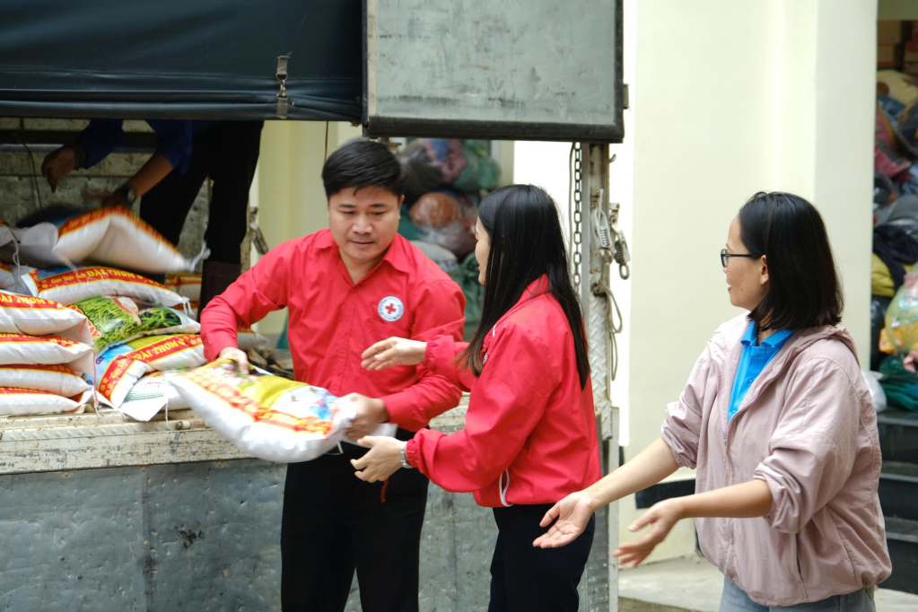 300 phần quà trao cho người dân xã D'ran.