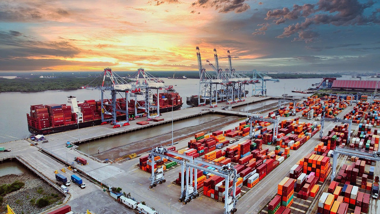 Việt Nam đ&atilde; trở th&agrave;nh nền kinh tế lớn thứ 4 trong ASEAN, thứ 32 tr&ecirc;n thế giới; thu nhập b&igrave;nh qu&acirc;n đầu người năm 2025 ước khoảng 5.000 USD/người/năm, gấp hơn 33 lần so với năm 1986