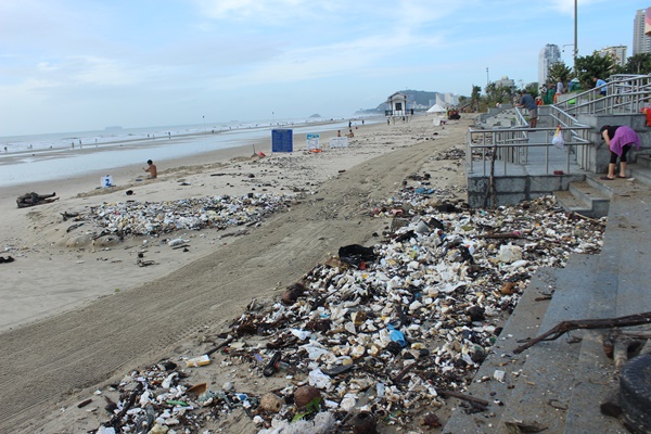 Rác đại dương tấn công bờ biển thời gian gần đây