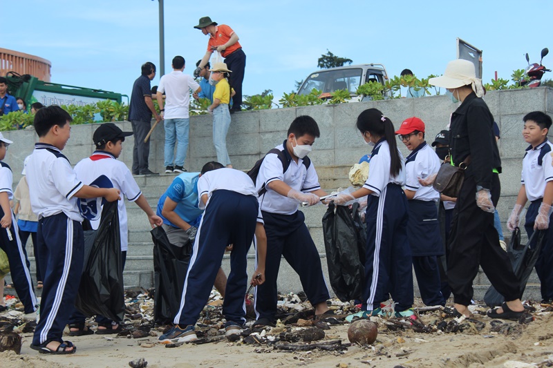 Các lực lượng ra quân dọn rác bãi biển