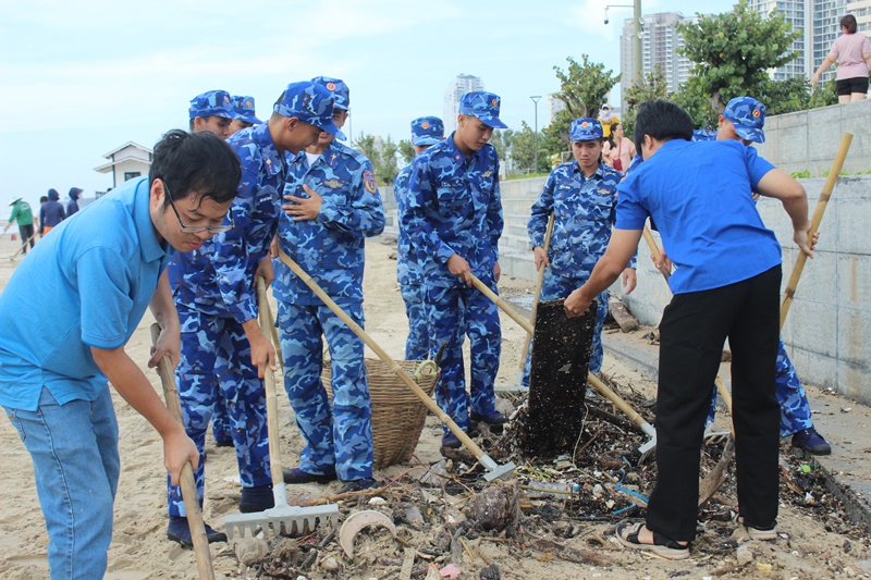Lực lượng cảnh sát biển tham gia thu gom rác bãi biển