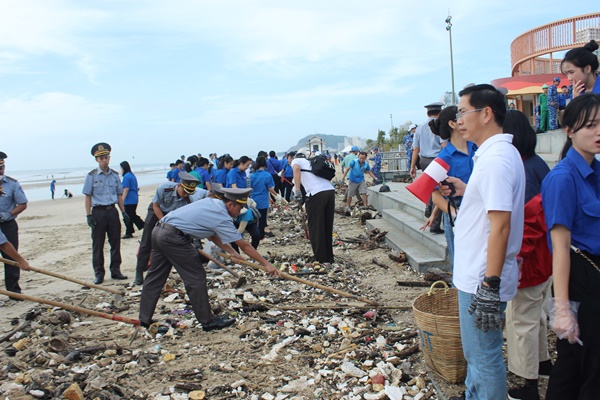 Ông Hà Hữu Dũng, Phó Chủ tịch UBND phường Tam Thắng trực tiếp tham gia chỉ đạo thu gom rác đại dương
