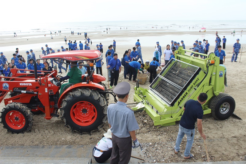 Cùng với sự hỗ trợ thiết bị sàng cát của Công ty VESCO, bãi biển đã sạch, đẹp trở lại