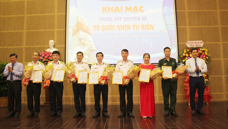 Ông Đỗ Phước Trung (bìa trái) Phó Giám đốc Sở Văn hóa và Thể thao TP. HCM và ông Trần Công Sơn - Giám đốc Bảo tàng, Thư viện Bà Rịa - Vũng Tàu tặng hoa và thư cảm ơn cho các đơn vị đông hành