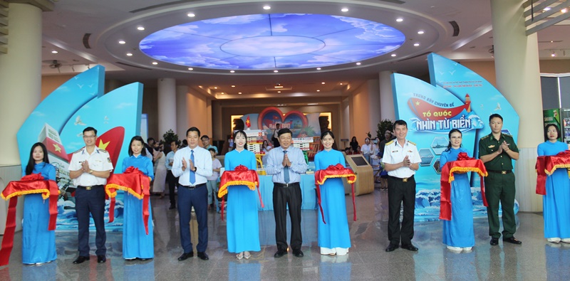 Cắt băng khai mạc trưng bày chuyên đề 