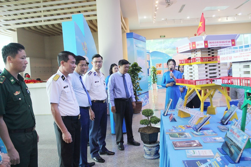 Các đại biểu tham quan mô hình nhà giàn DK1