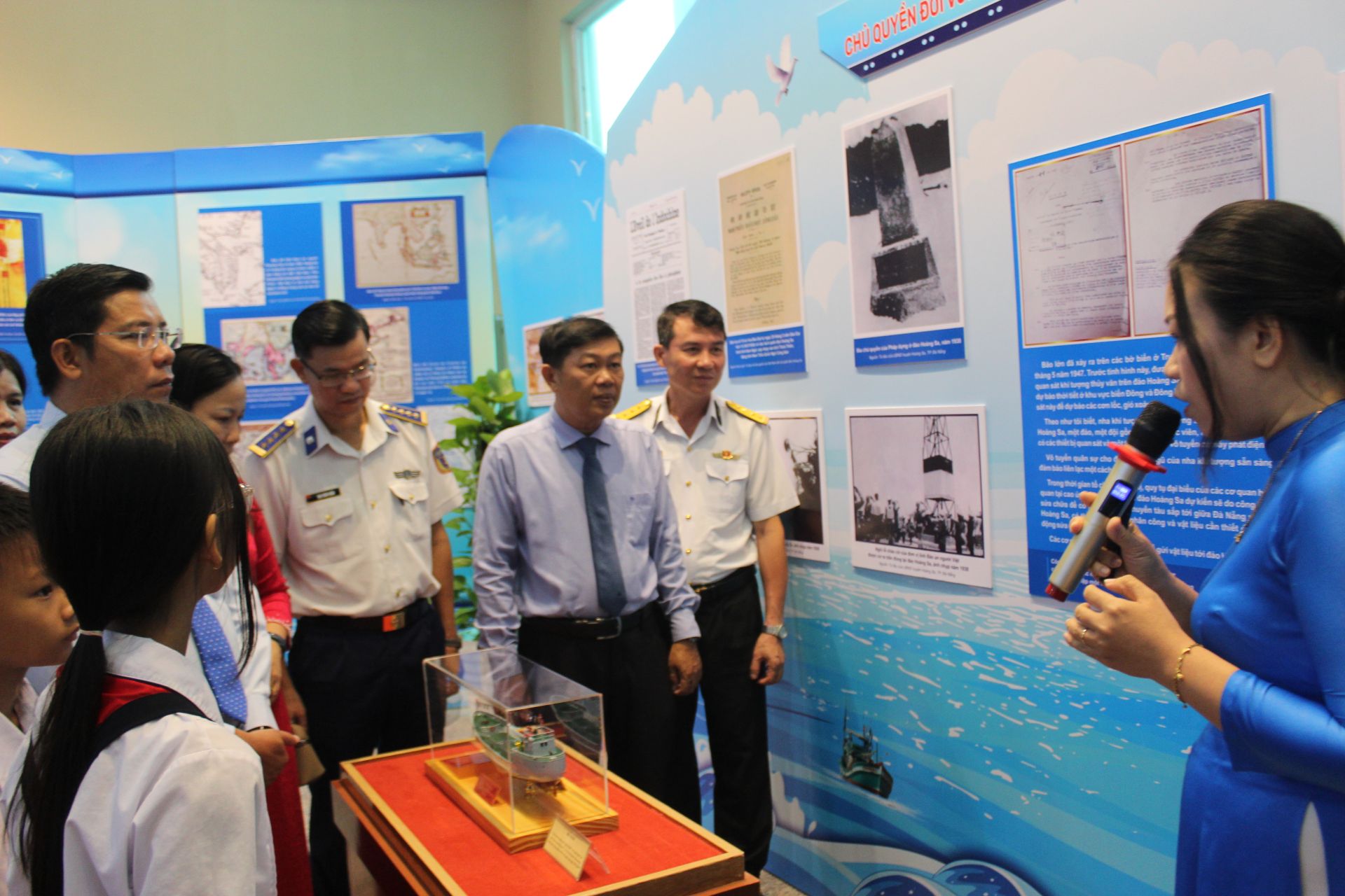 Các đại biểu, cán bộ, chiến sĩ, học sinh, du khách tham quan không gian trưng bày