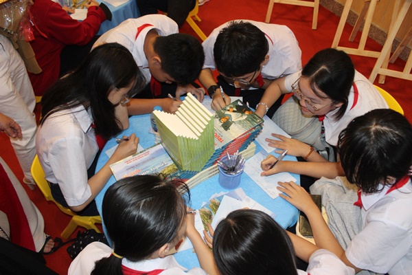 Các em học sinh viết thư cho các chiến sĩ nơi đảo xa