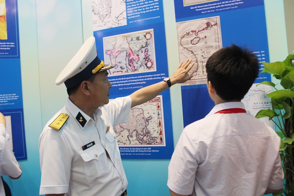 Thượng tá Đỗ Quang Hiệp, Phó Chính ủy Lữ đoàn 171, Vùng 2 Hải quân giới thiệu cho học sinh về về chủ quyền biển đảo qua hình ảnh trưng bày