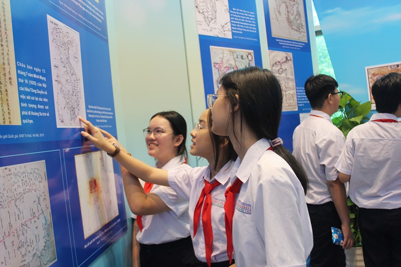 Các em học sinh quan tâm đến bản đồ tư liệu thể hiện chủ quyền biển đảo tổ quốc