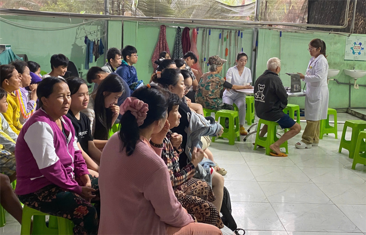 Các bác sĩ thăm khám, phát thuốc cho người dân vùng bị ảnh hưởng nặng nề bởi mưa lũ tại tỉnh Khánh Hoà ngày 22/11/2025.