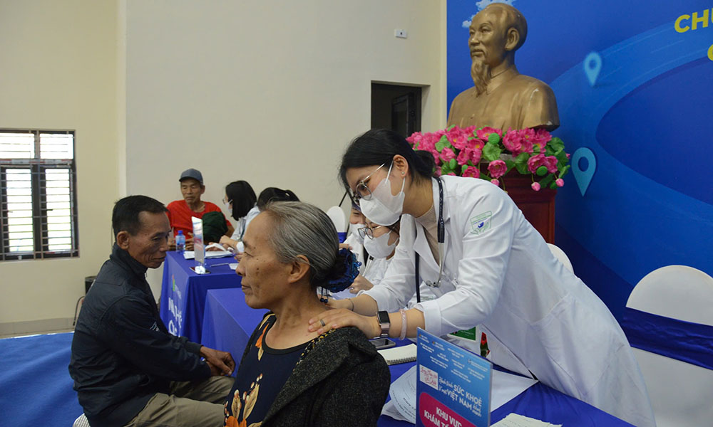 Bắc Ninh: Khám, cấp thuốc miễn phí, tặng quà người dân xã Tam Giang