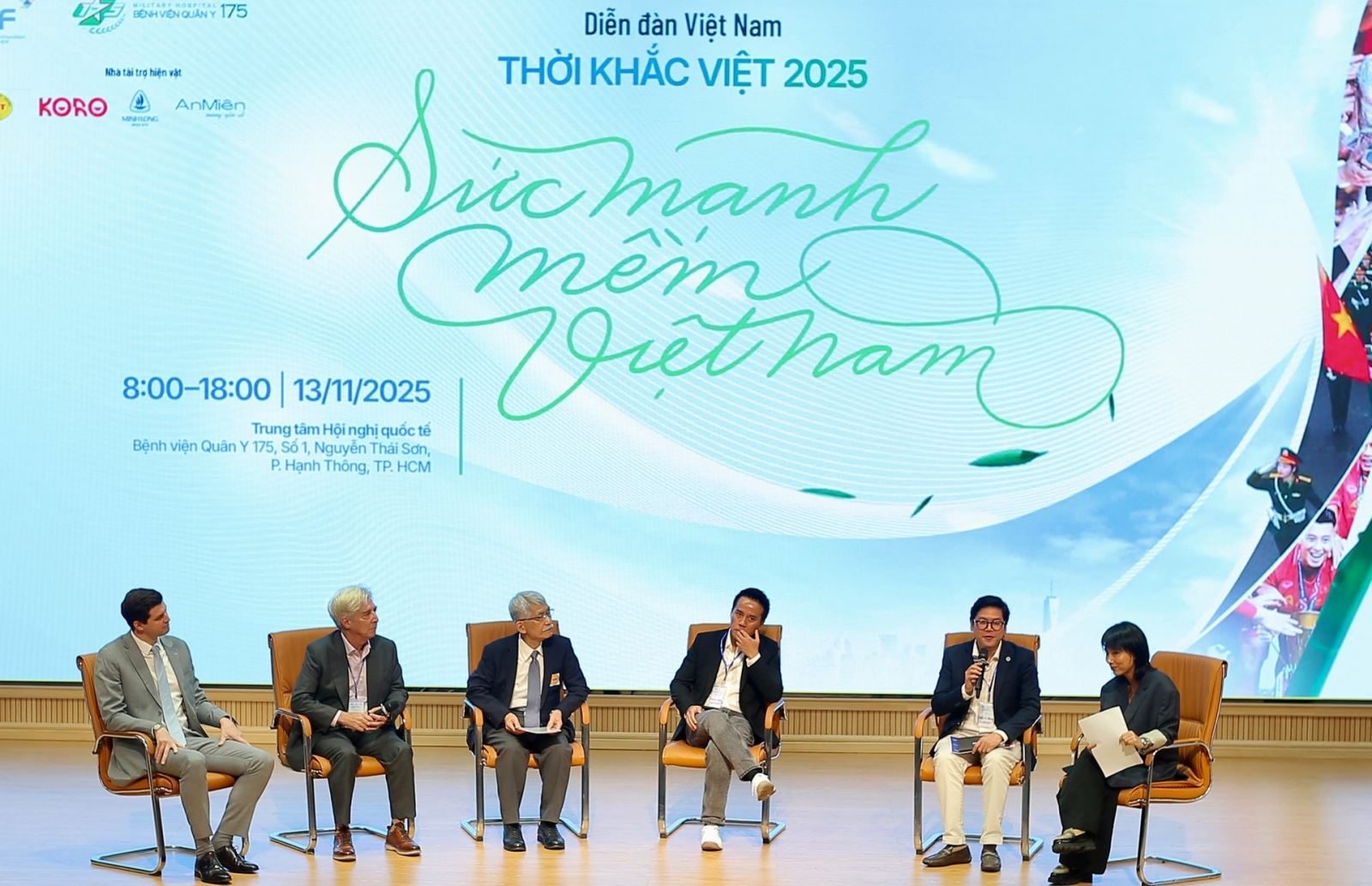 Các diến giả, khách mời thảo luận tại diễn đàn. Các diến giả, khách mời thảo luận tại diễn đàn.