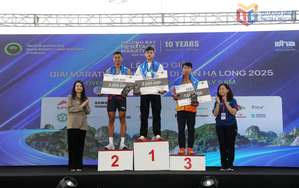 Ban Tổ chức trao giải nhất, nhì, ba cho VĐV nam ở cự ly 5km. Ban Tổ chức trao giải nhất, nhì, ba cho VĐV nam ở cự ly 5km.