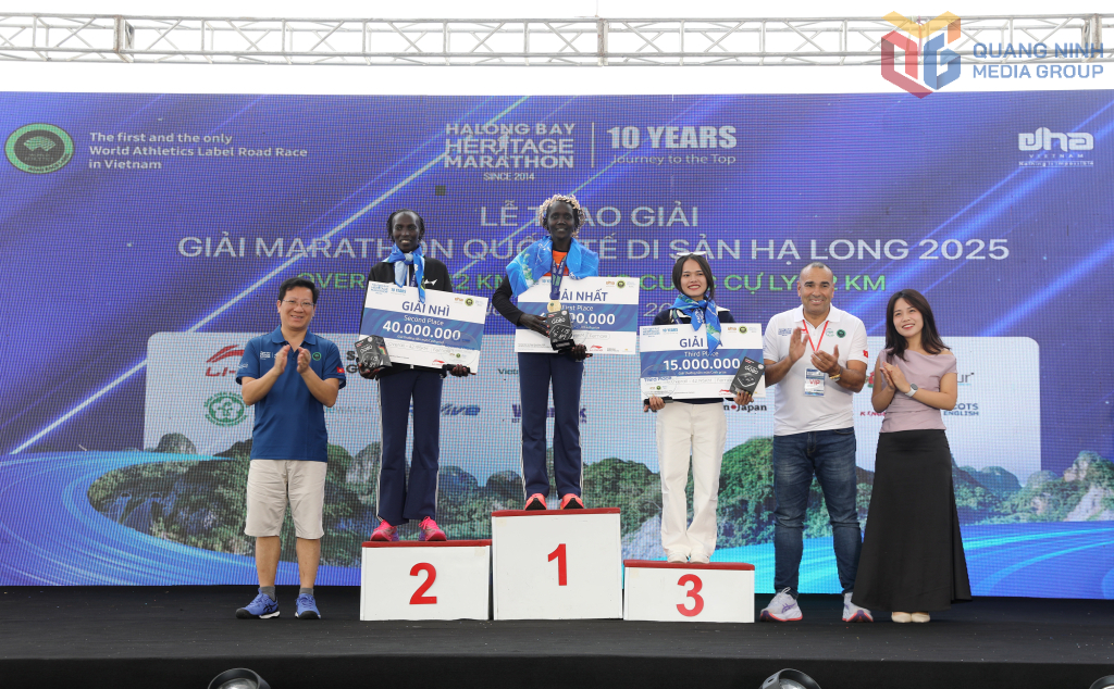 Ban Tổ chức trao giải nhất, nhì, ba cho VĐV nữ ở cự ly 42km. Ban Tổ chức trao giải nhất, nhì, ba cho VĐV nữ ở cự ly 42km.