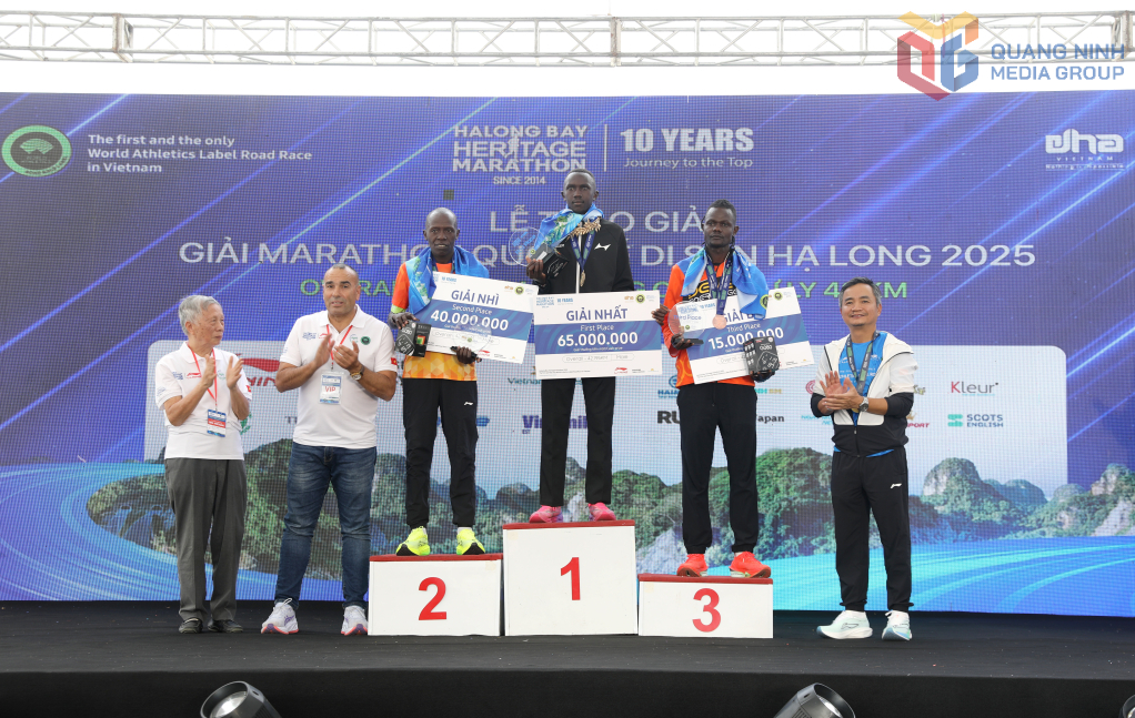 Ban Tổ chức trao giải nhất, nhì, ba cho VĐV nam ở cự ly 42km. Ban Tổ chức trao giải nhất, nhì, ba cho VĐV nam ở cự ly 42km.