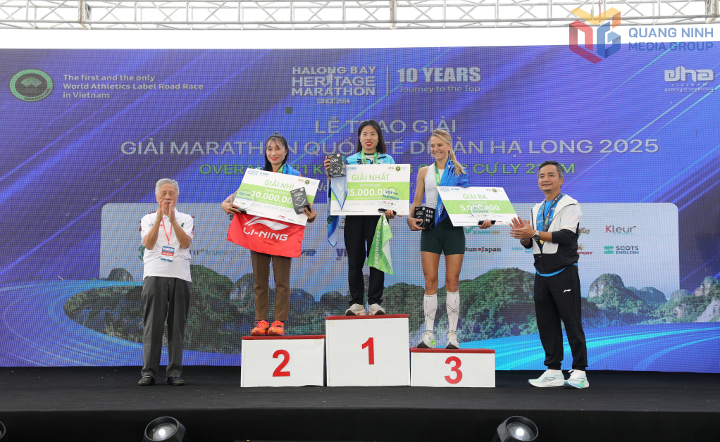 Ban Tổ chức trao giải nhất, nhì, ba cho VĐV nữ ở cự ly 21km. Ban Tổ chức trao giải nhất, nhì, ba cho VĐV nữ ở cự ly 21km.