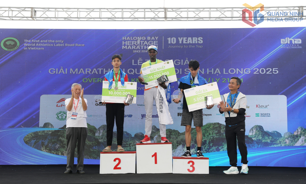 Ban Tổ chức trao giải nhất, nhì, ba cho VĐV nam ở cự ly 21km. Ban Tổ chức trao giải nhất, nhì, ba cho VĐV nam ở cự ly 21km.