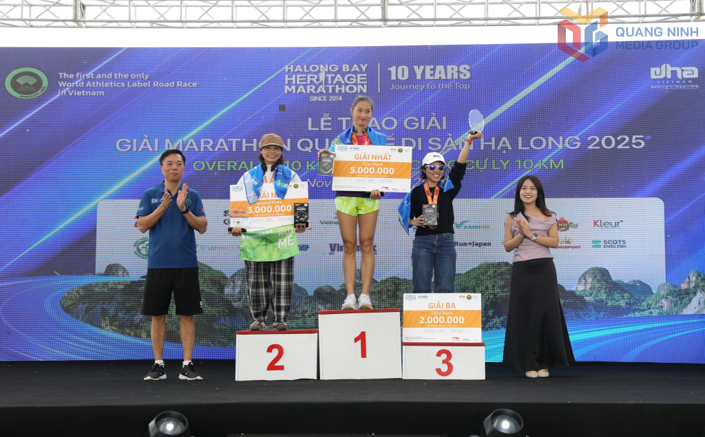 Ban Tổ chức trao giải nhất, nhì, ba cho VĐV nữ ở cự ly 10km. Ban Tổ chức trao giải nhất, nhì, ba cho VĐV nữ ở cự ly 10km.