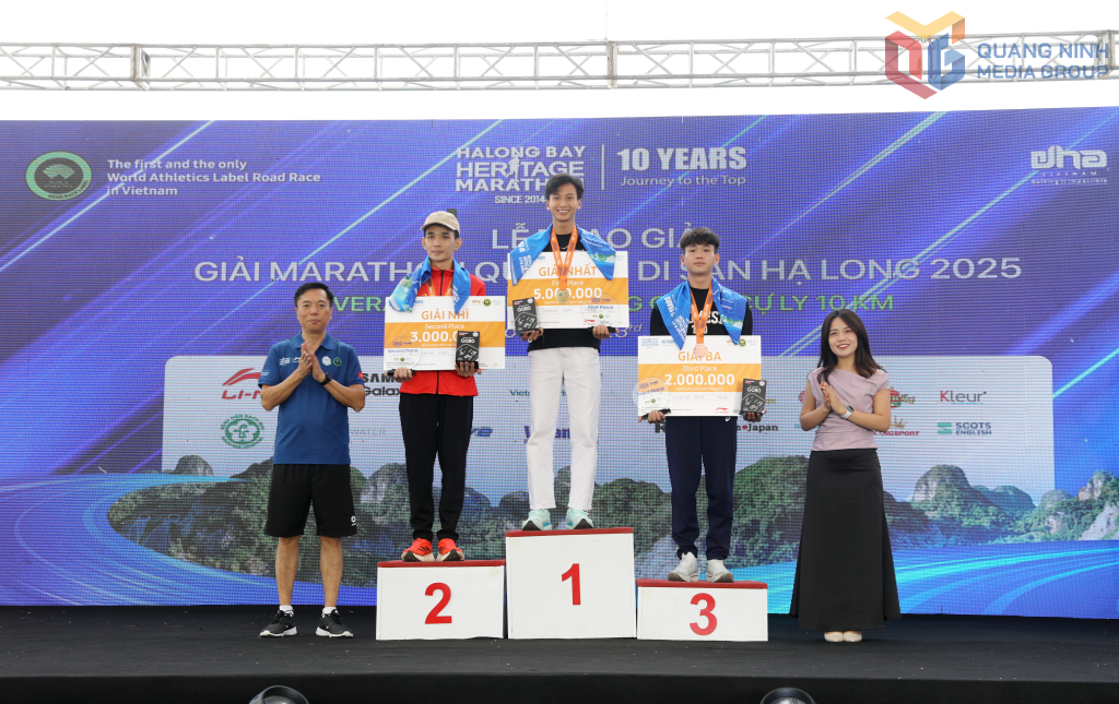 Ban Tổ chức trao giải nhất, nhì, ba cho VĐV nam ở cự ly 10km. Ban Tổ chức trao giải nhất, nhì, ba cho VĐV nam ở cự ly 10km.