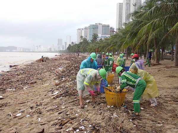 Huy động lực lượng dọn rác trên bãi biển Nha Trang