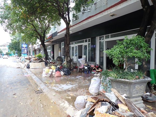 Người dân vùng bị ngập lụt dọn dẹp nhà cửa khi nước rút (23/11)