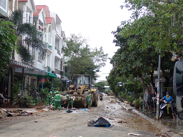 Công ty Môi Trường Đô Thị huy động xe cơ giới dọn dẹp vùng ngập lụt khi nước rút