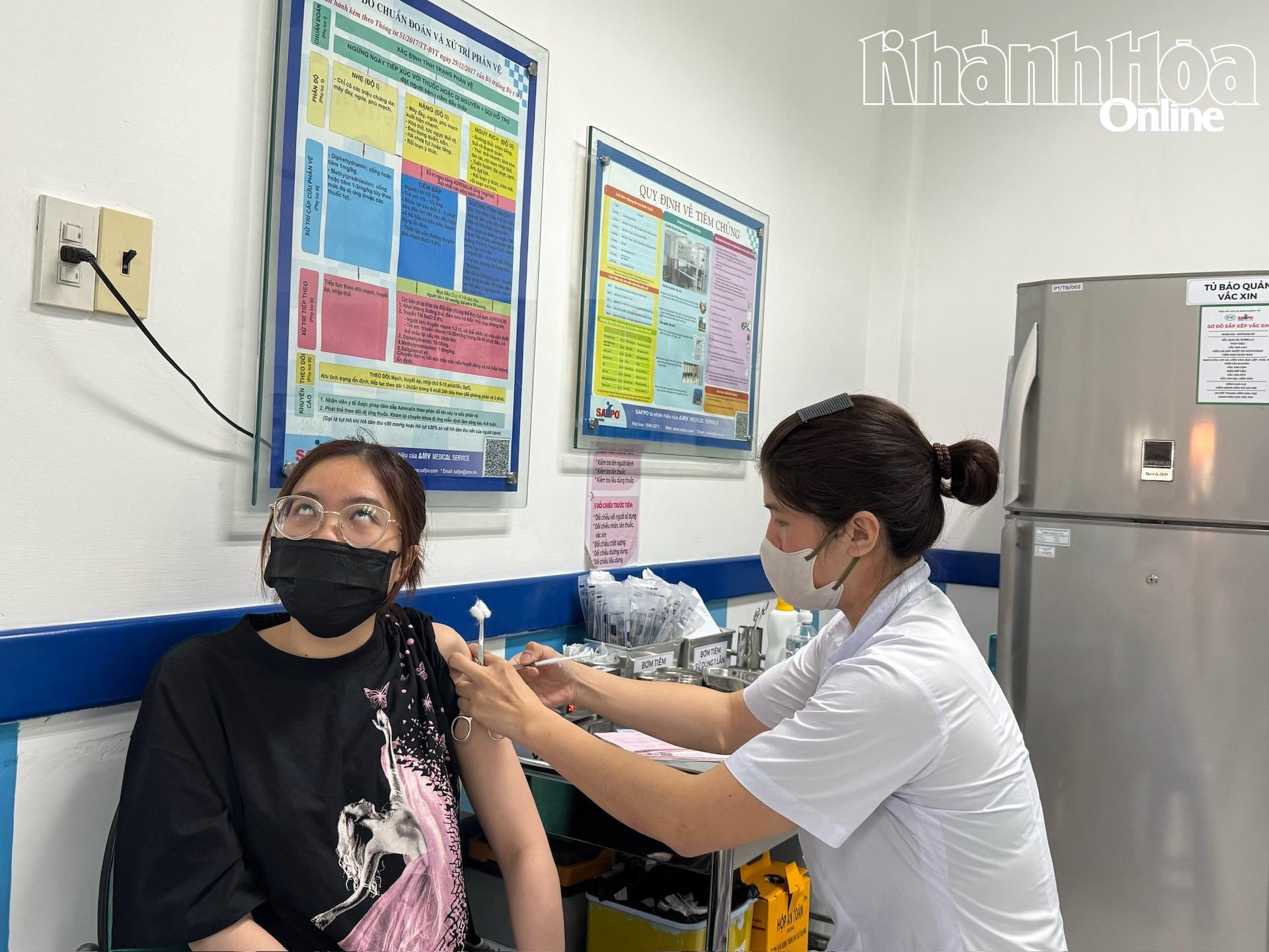 Khánh Hoà: Viện Vắc xin và Sinh phẩm Y tế tiêm phòng uốn ván miễn phí cho người dân vùng lũ