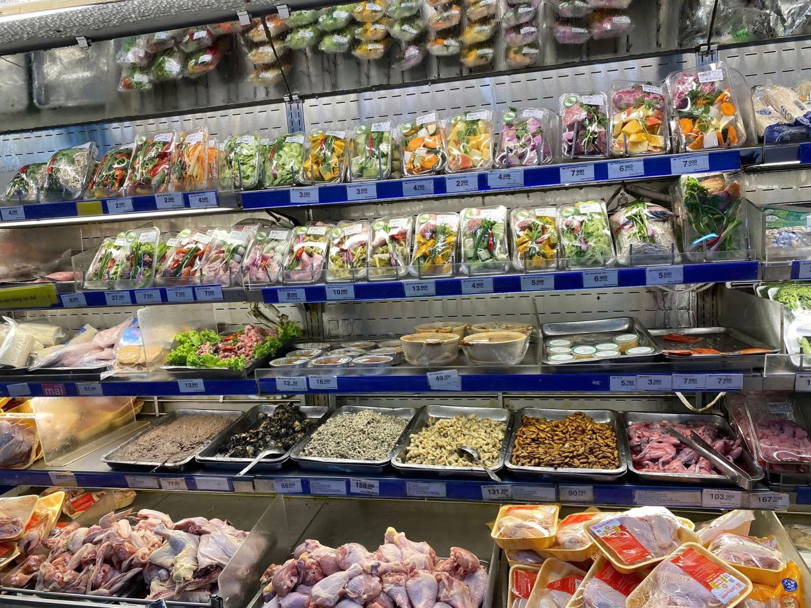 Khi mưa lũ rút dần tại nhiều tỉnh miền Trung, nguồn hàng thiết yếu tại các hệ thống phân phối đã bắt đầu được khôi phục. Từ sáng 22/11, các siêu thị ở Nha Trang, Tuy Hòa, Đà Nẵng, Huế… trở nên nhộn nhịp hơn nhờ lượng hàng tươi sống được bổ sung sau nhiều ngày đứt gãy.