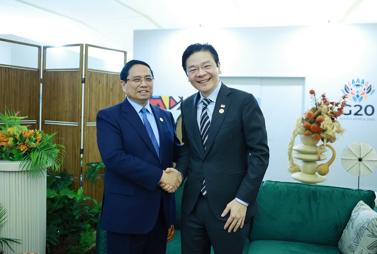 Thủ tướng Phạm Minh Chính và Thủ tướng Lawrence Wong - Ảnh: VGP/Nhật Bắc