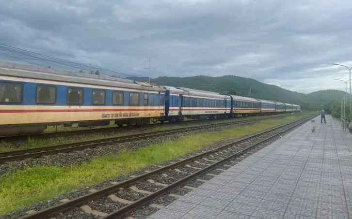 Đoàn tàu phải dừng tại một nhà ga do ảnh hưởng của mưa lũ tại khu vực miền Trung. (Ảnh: VNR) Đoàn tàu phải dừng tại một nhà ga do ảnh hưởng của mưa lũ tại khu vực miền Trung. (Ảnh: VNR)