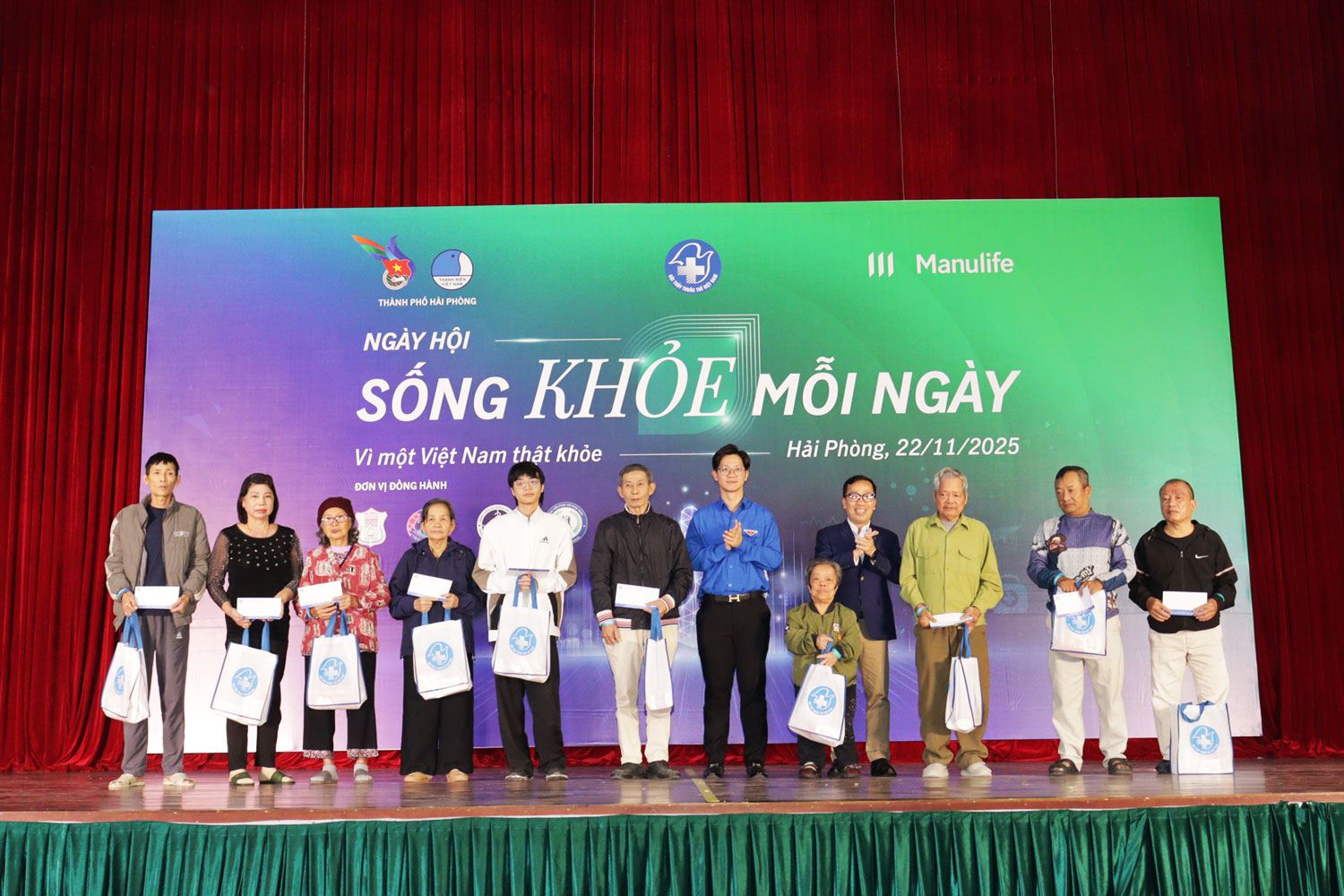 Tặng qu&agrave; cho người d&acirc;n c&oacute; ho&agrave;n cảnh kh&oacute; khăn.