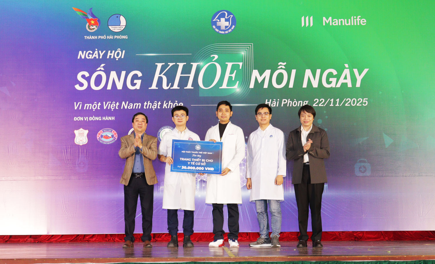 Tặng trang thiết bị y tế cho Y tế cơ sở.