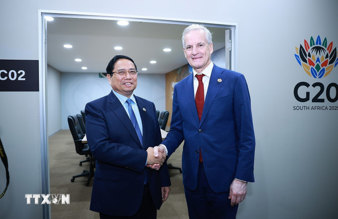 Thủ tướng Phạm Minh Chính gặp Thủ tướng Na Uy Jonas Gahr Store. (Ảnh: Dương Giang/TTXVN)