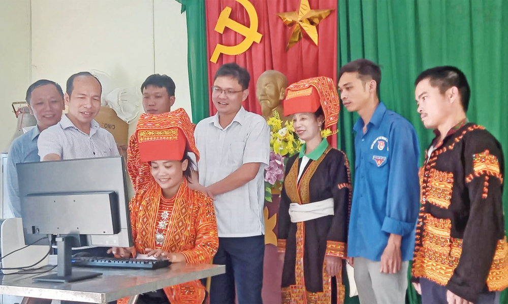 Tổ chuyển đổi số xã Tuấn Đạo hướng dẫn người dân sử dụng kỹ năng số cơ bản máy tính.