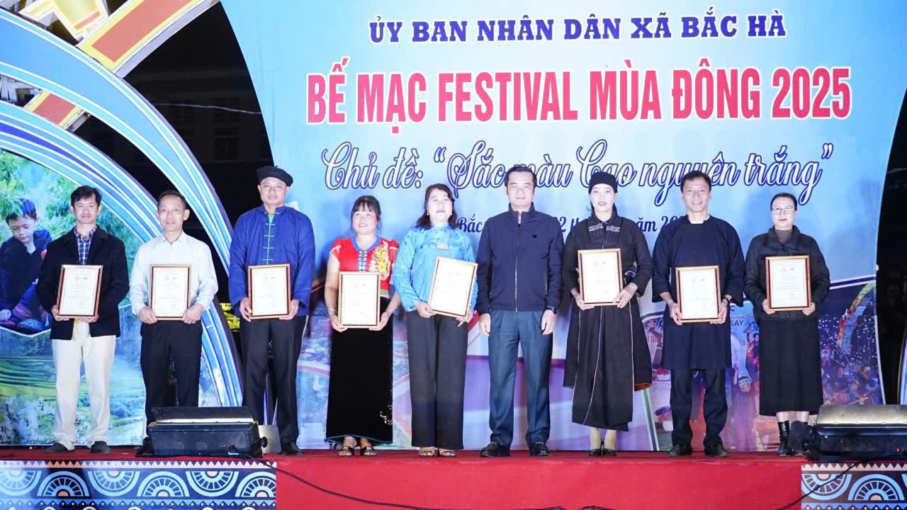 Ban tổ chức đ&atilde; trao giải cho c&aacute;c đội thi