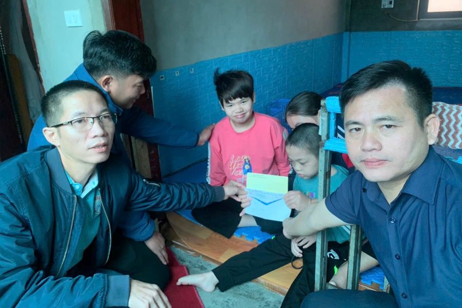 Hà Tĩnh: BTC giải bóng đá trên 40 tuổi tiếp tục trao quà cho các hoàn cảnh đặc biệt khó khăn