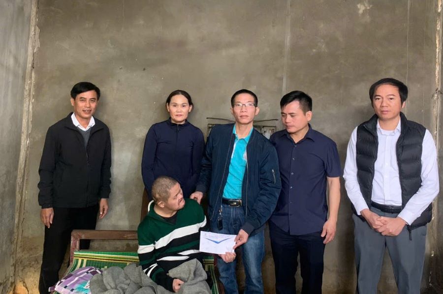 BTC giải cùng đại diện chính quyền địa phương động viên, trao quà cho anh Nguyễn Bá Ngọc ở xã Đồng Tiến.