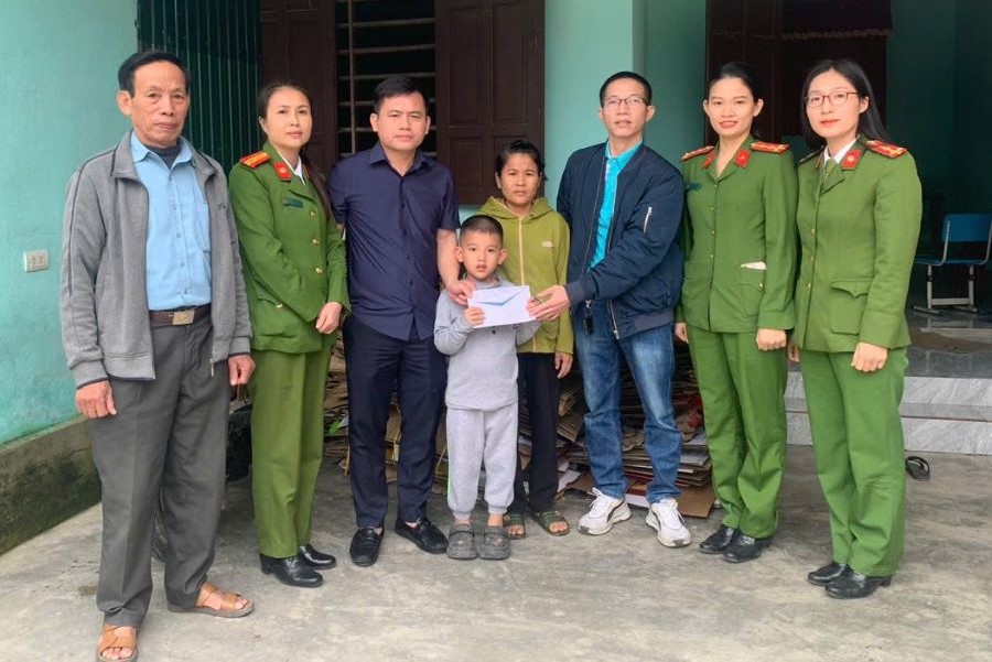 BTC giải cùng đại diện chính quyền địa phương và đại diện Hội Phụ nữ Công an xã Thạch Hà đến động viên, trao quà cho cháu Dương Đình Mạnh.