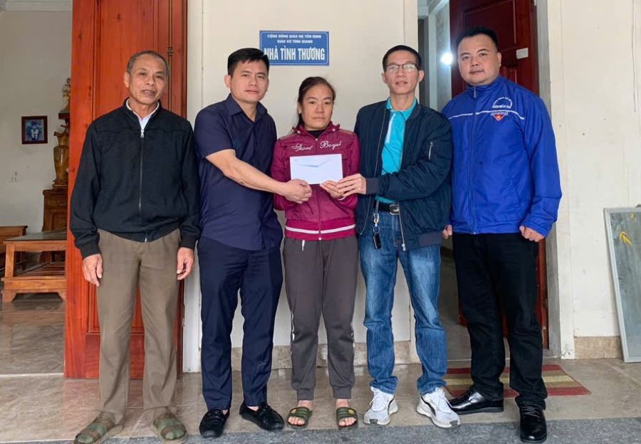 BTC giải cùng đại diện chính quyền địa phương và đại diện Đoàn Thanh niên phường Thành Sen đến động viên, trao quà cho gia đình 3 anh em Lê Đức Tiên, Lê Đức Anh và Lê Đức Nhân.