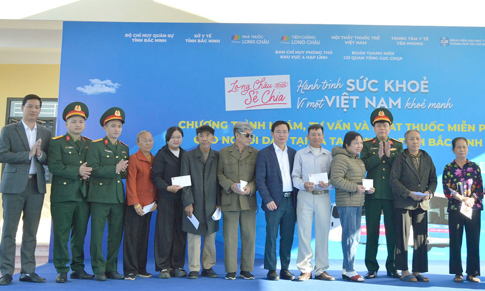 Đại diện lãnh đạo Bộ Chỉ huy quân sự tỉnh và các đơn vị đồng hành trao quà cho hộ nghèo, gia đình chính sách.