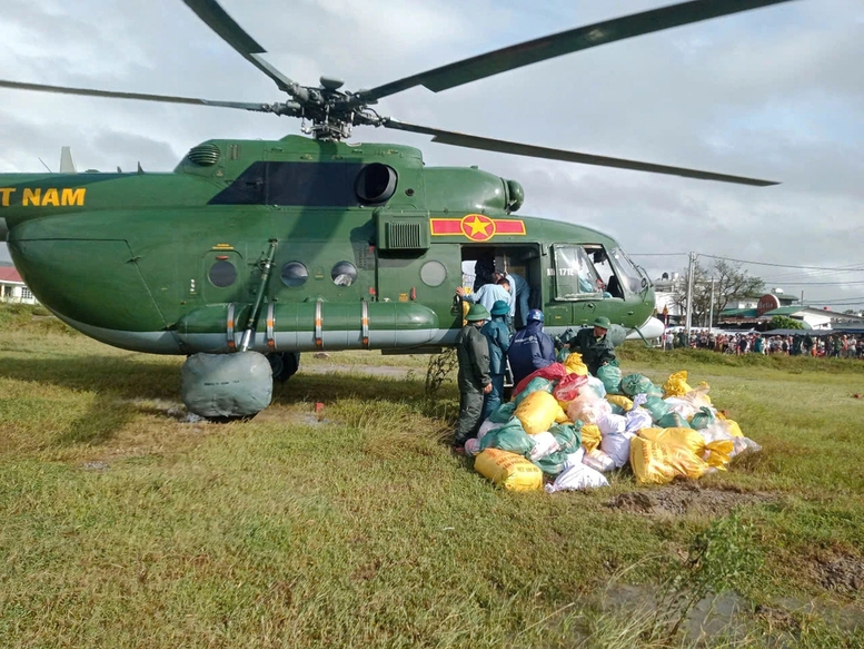 Trực thăng hỗ trợ vùng bị cô lập sáng 23/11 (Ảnh: Lê Tâm). Trực thăng hỗ trợ vùng bị cô lập sáng 23/11 (Ảnh: Lê Tâm).