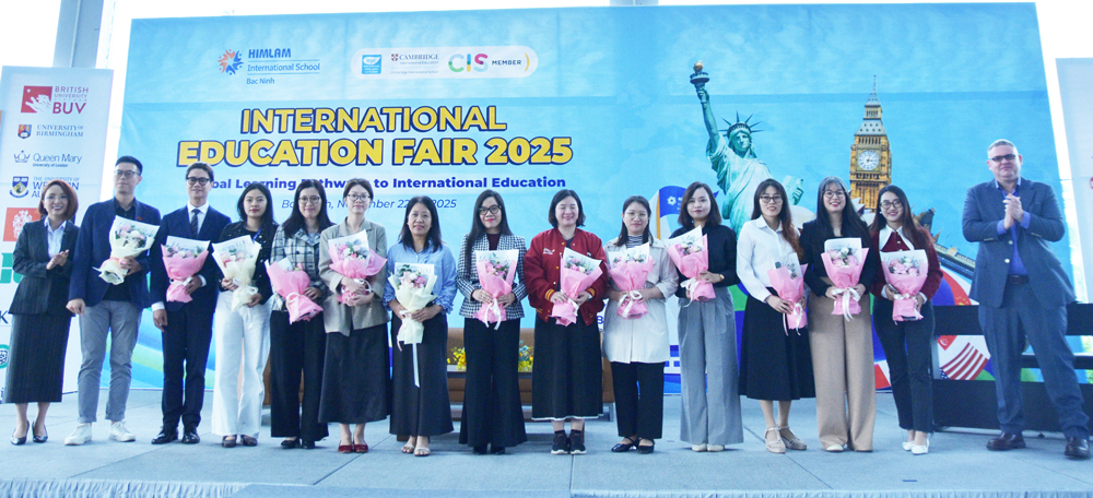 Đại diện Trường Quốc tế Him Lam tặng hoa các đối tác tham gia chương trình.