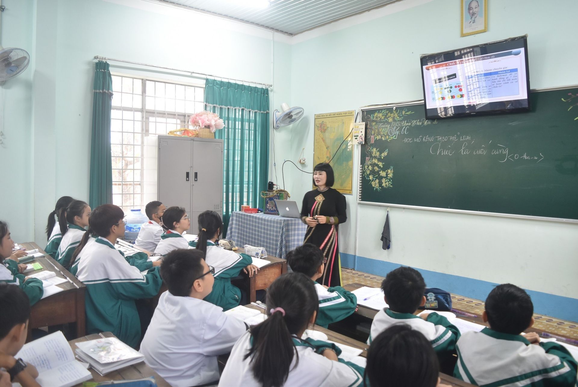 Giáo viên trường THCS Phan Chu Trinh (thành phố Buôn Ma Thuột) ứng dụng AI trong hoạt động giảng dạy. Ảnh: Nguyên Dung - TTXVN