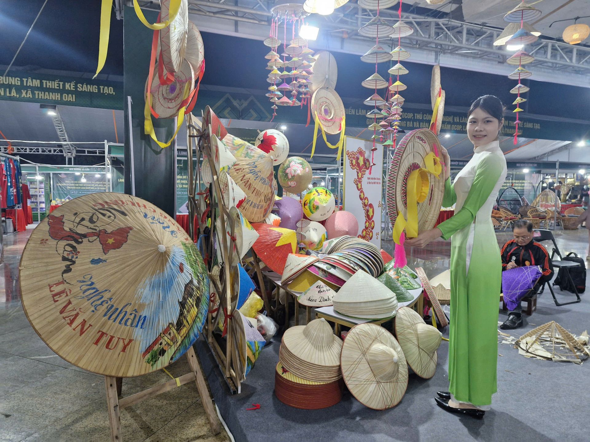 Triển lãm sản phẩm OCOP, làng nghề Thanh Oai (ngày 20/11) quy tụ 125 gian hàng. Ảnh: TH Triển lãm sản phẩm OCOP, làng nghề Thanh Oai (ngày 20/11) quy tụ 125 gian hàng. Ảnh: TH