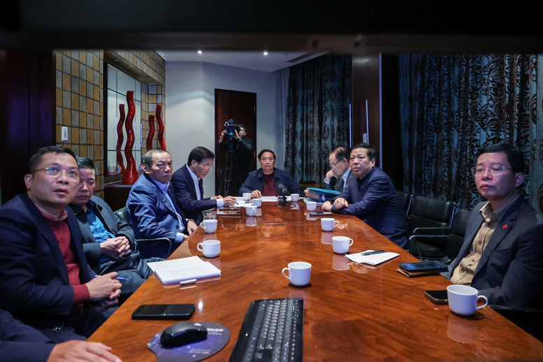 Sáng 23/11, Thủ tướng chủ trì cuộc họp trực tuyến với trong nước về tình hình mưa lũ, ứng phó, khắc phục hậu quả thiên tai - Ảnh: VGP Sáng 23/11, Thủ tướng chủ trì cuộc họp trực tuyến với trong nước về tình hình mưa lũ, ứng phó, khắc phục hậu quả thiên tai - Ảnh: VGP